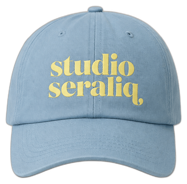Studio Seraliq pet — voorkant, lichtblauw met gele belettering