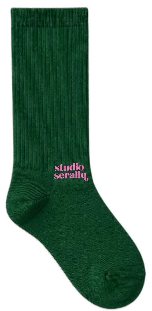 Studio Seraliq sokken — achterkant, groen met klein roze logo