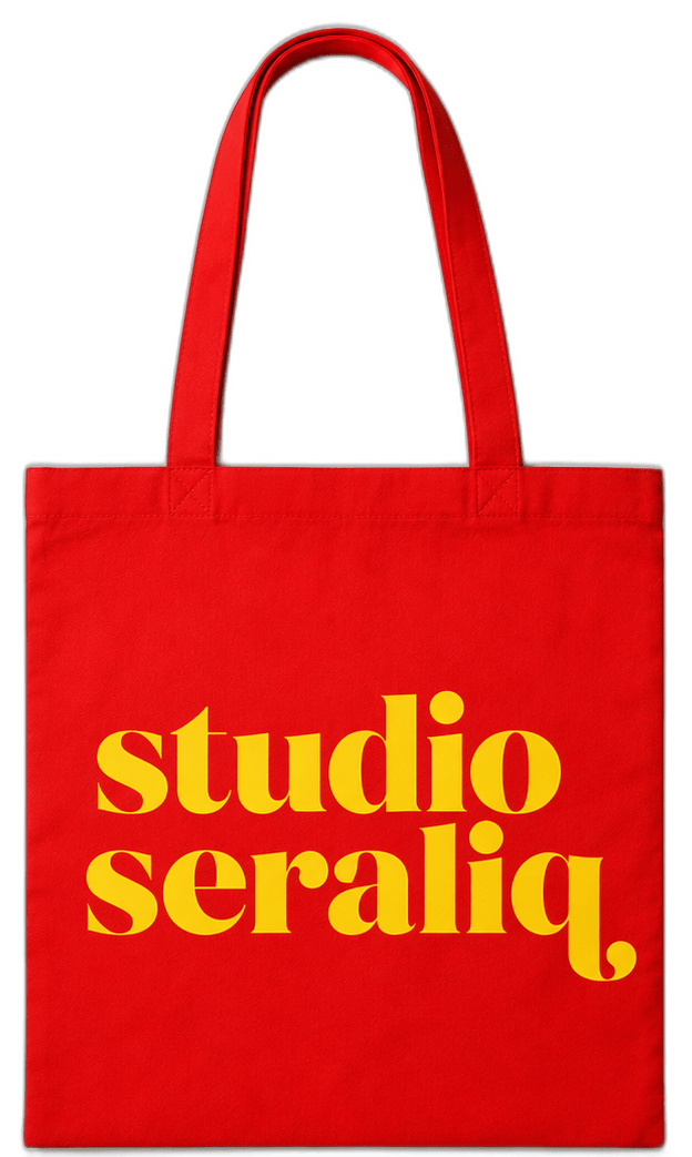 Studio Seraliq totebag — voorkant, rood met gele belettering